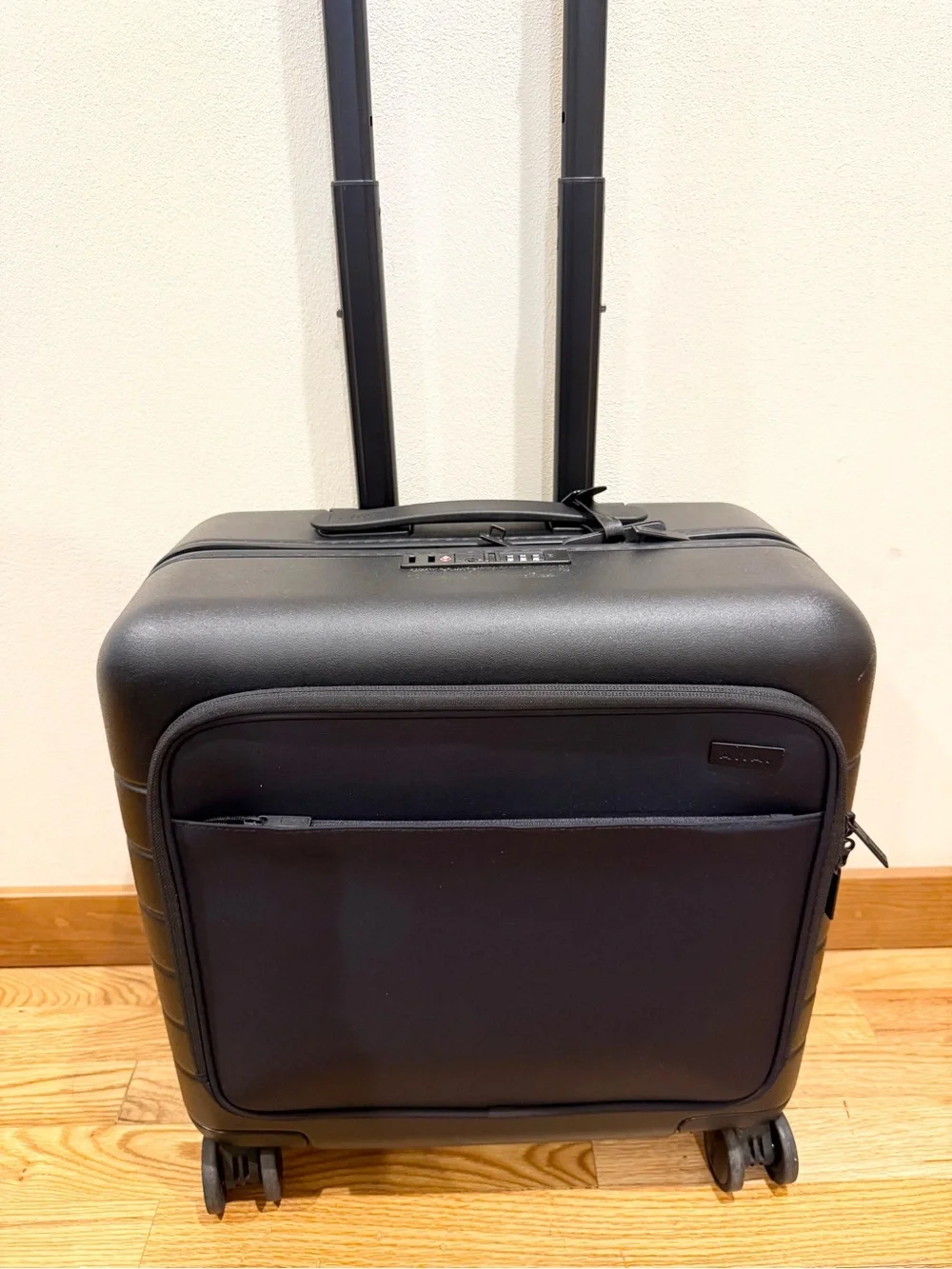 Away Brand The Daily Carry On Hardshell Spinner 4 Wheel Suitcase 17